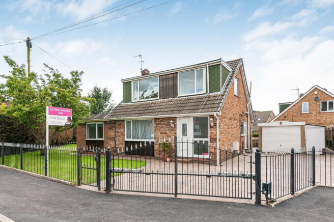 4 bed property, in Barley Gate, £265,000