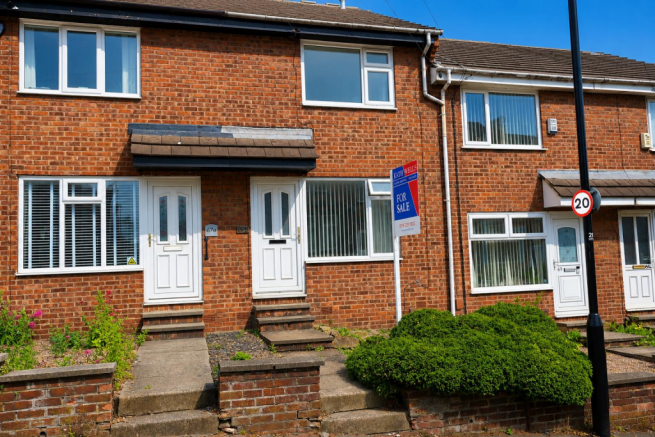 2 bed property, in Hough Lane, £184,995