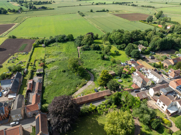 2 bed property, in Chestnut Farm, £365,000