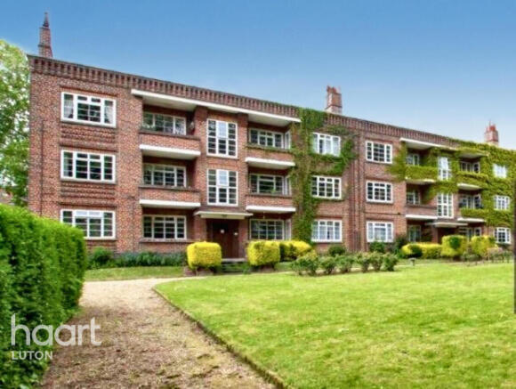 2 bed property, in Bedford Gardens, £235,000