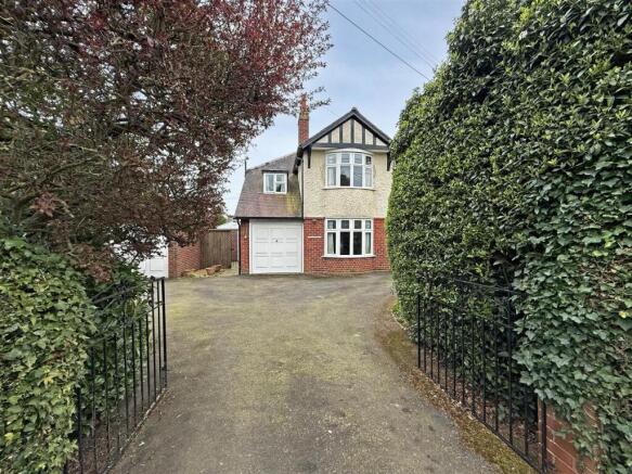 4 bed property, in Lyth Hill Road, £495,000