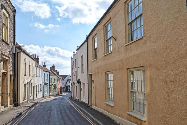 5 bed property, in High Street, £800,000