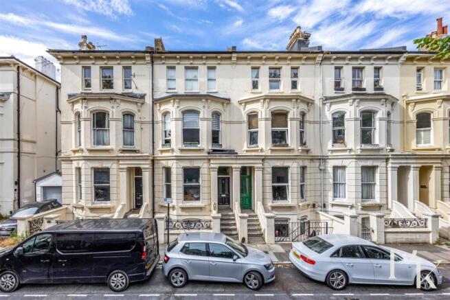 1 bed property, in Albert Road, £285,000