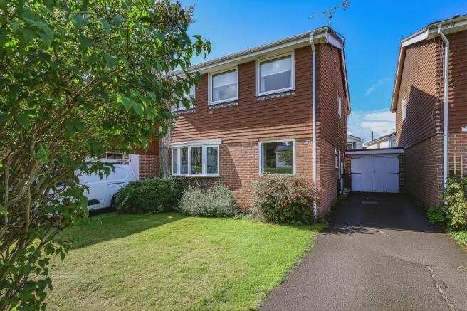 4 bed property, in Patricks Copse Road, £500,000