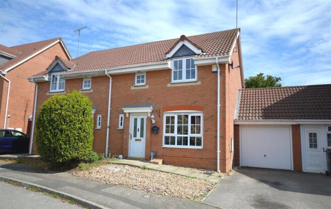 3 bed property, in Buttercup Close, £227,500