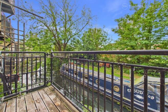 2 bed property, in Chandlers Wharf, £350,000