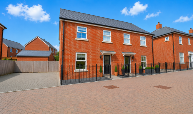 2 bed property, in Osprey Gardens, £300,000