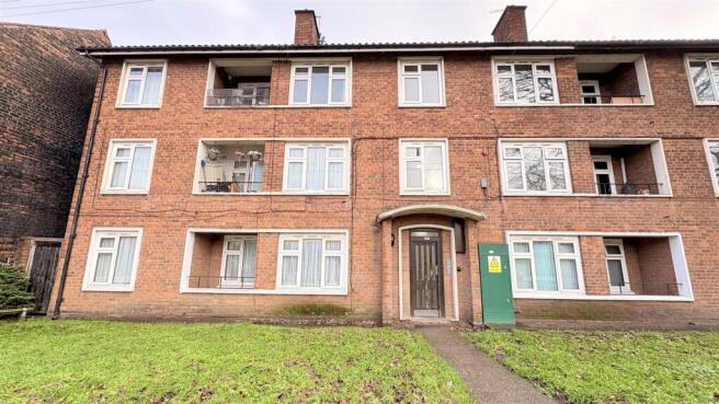3 bed property, in Priory Road, £130,000