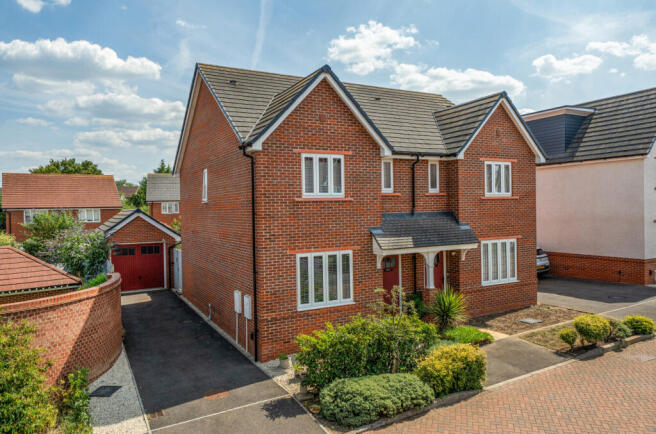 3 bed property, in Porthcawl Drive, £497,500