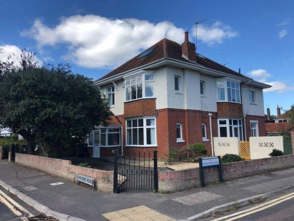 8 bed property, in Investment Opportunity In Fernside Road, £650,000