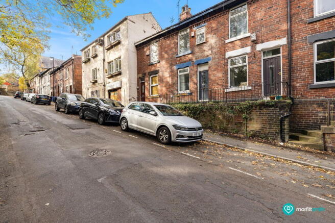 2 bed property, in Oxford Street, £120,000