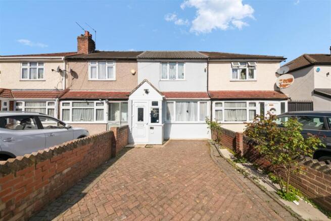 2 bed property, in Woodrow Avenue, £425,000