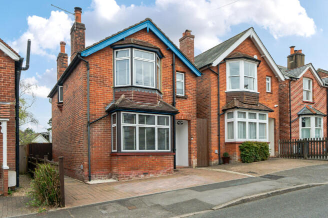 3 bed property, in New Road, £580,000