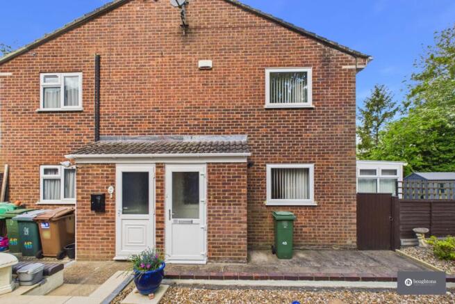 1 bed property, in Meadow Gardens, £220,000