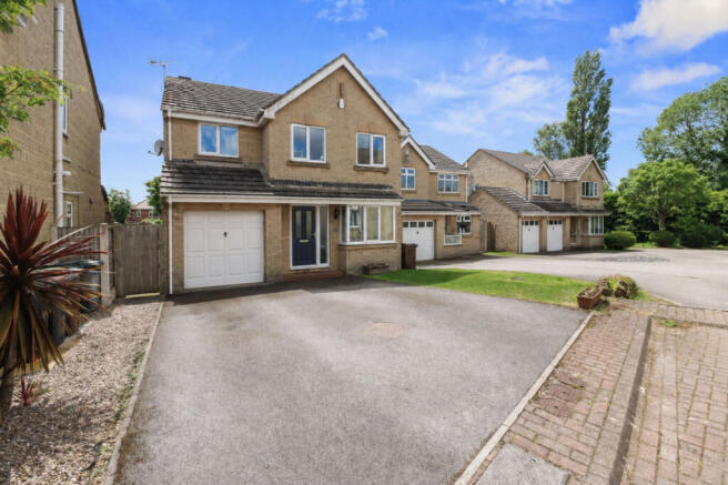 4 bed property, in Stoneleigh Close, £325,000