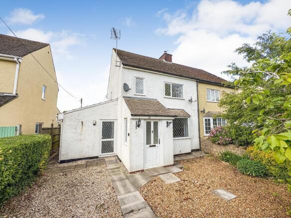 2 bed property, in Colts Green, £325,000