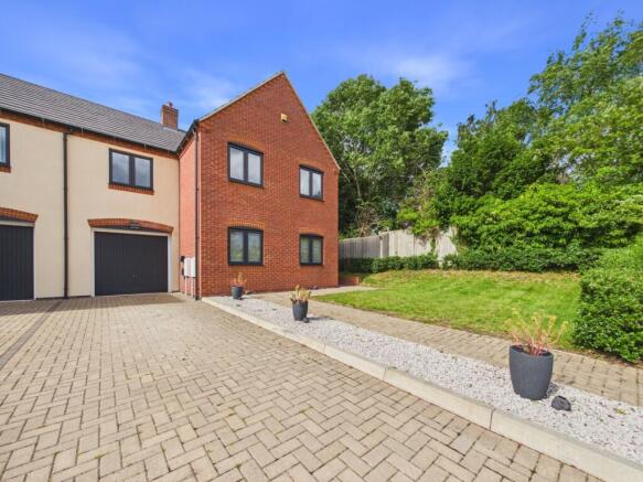 4 bed property, in Abbotsford Close, £475,000