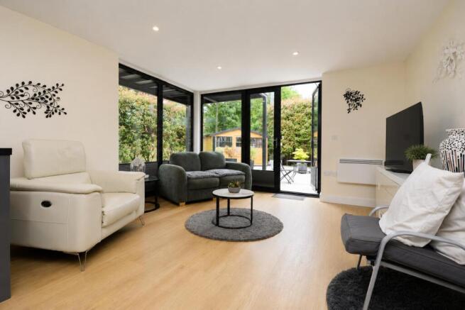 2 bed property, in Stow Crescent, £200,000