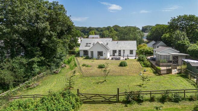 4 bed property, in Station Road, £799,950