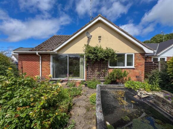 3 bed property, in Somerset Close, £299,950