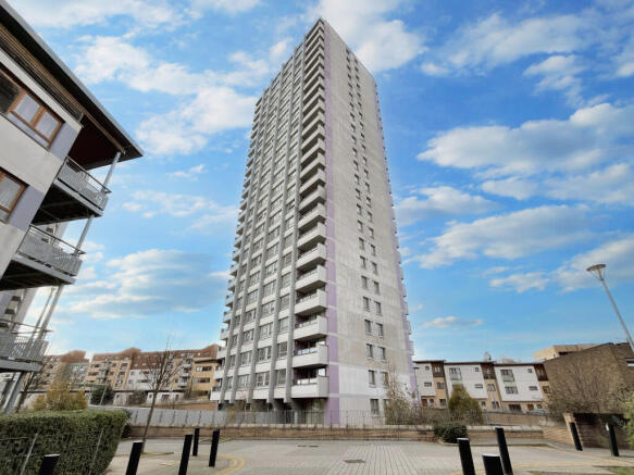 1 bed property, in Flat 16 Mallard Point, £230,000