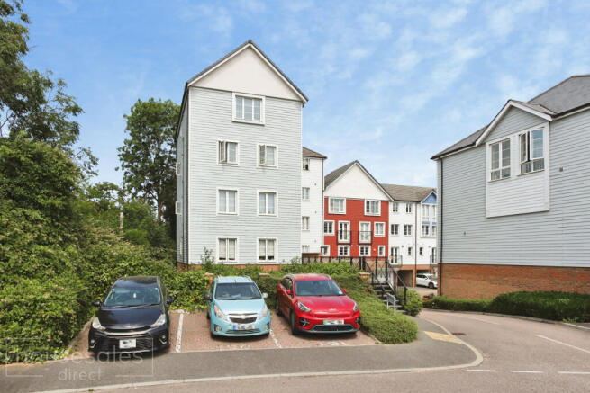 2 bed property, in Crabapple Road, £225,000