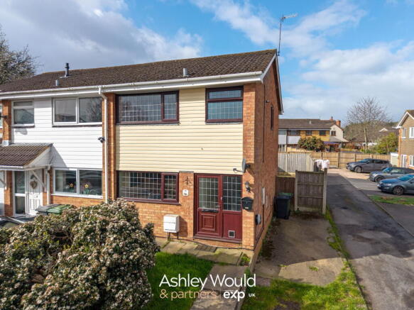 3 bed property, in Cherry Tree Walk, £199,950