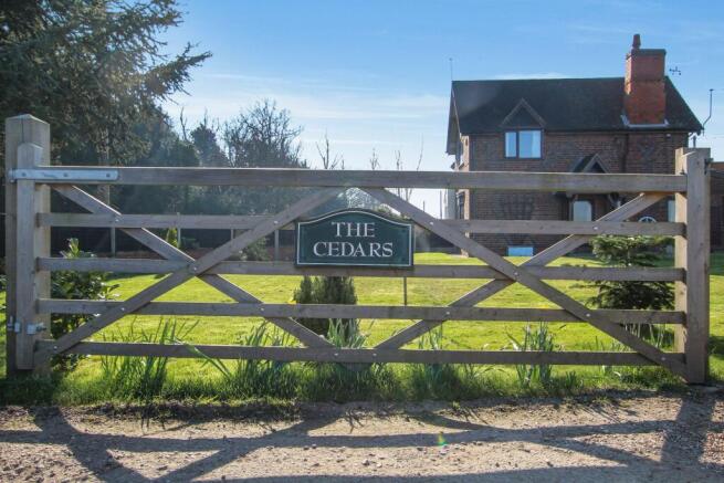2 bed property, in Stretton en le Field, £290,000