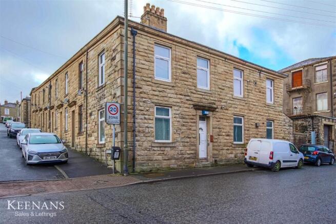 1 bed property, in Victoria Street, £120,000