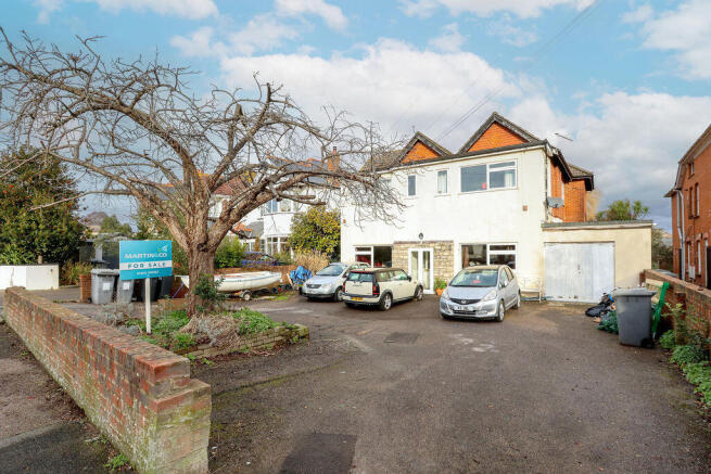 1 bed property, in Southbourne Road, £130,000
