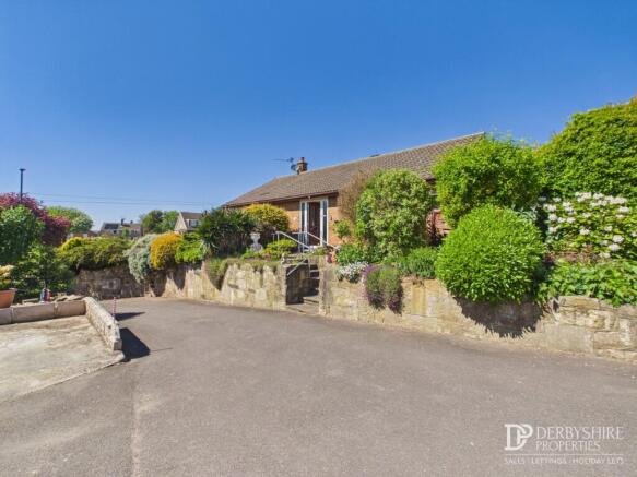 2 bed property, in Lodge Lane North, £250,000