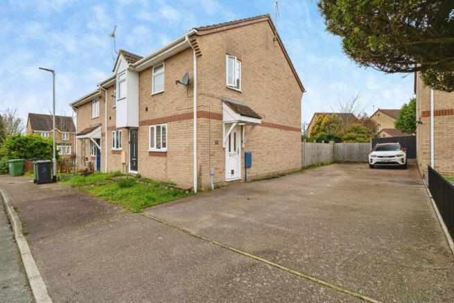 2 bed property, in Thistle Close, £180,000