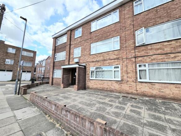 1 bed property, in Clive Road, £130,000