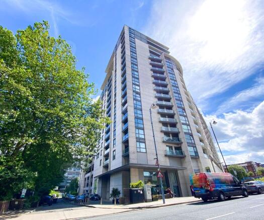 1 bed property, in Centenary Plaza, £130,000