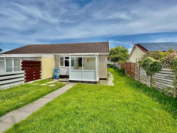 3 bed property, in 70 Glan y Mor, £85,000