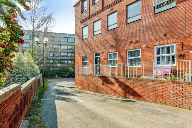 2 bed property, in White Lion Close, £285,000