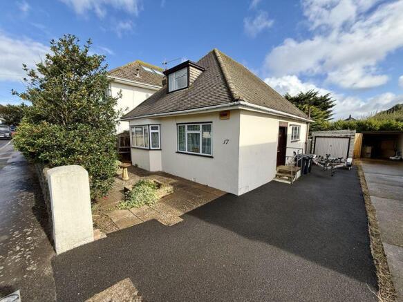 4 bed property, in Hengistbury Road, £600,000