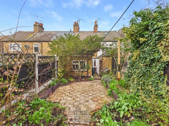 2 bed property, in Great Eastern Road, £350,000