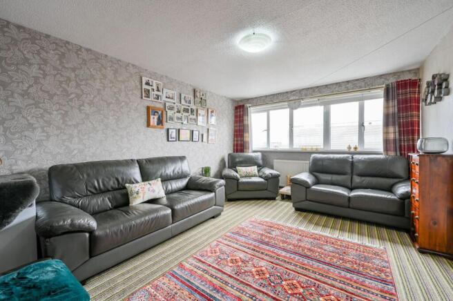3 bed property, in Cheyne Path, £225,000