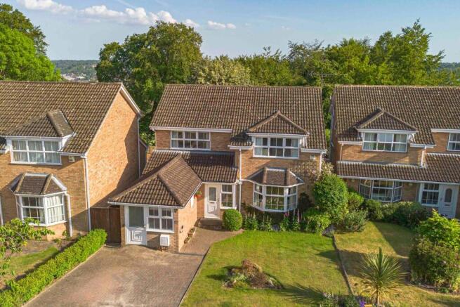 5 bed property, in Sunnycroft, £650,000