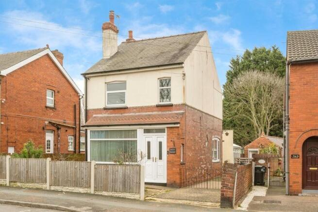 2 bed property, in Mere Lane, £180,000
