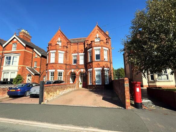 5 bed property, in Copthorne Road, £590,000