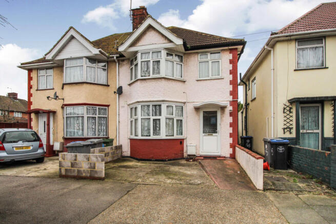 3 bed property, in Victoria Avenue, £600,000