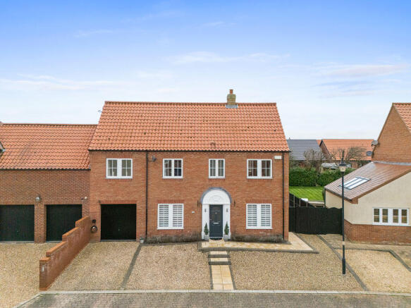 3 bed property, in Golf Course Lane, £399,950