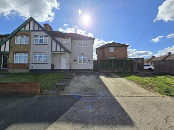 5 bed property, in Snowden Avenue, £620,000