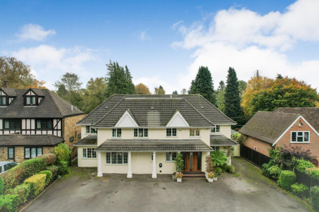 8 bed property, in Park Avenue, £1,900,000