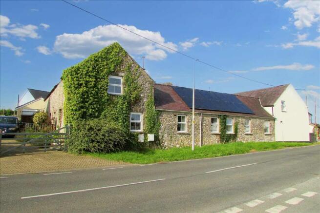 5 bed property, in Manor Farm, £450,000