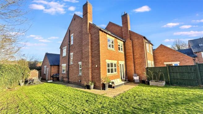 4 bed property, in Pasture Close, £370,000