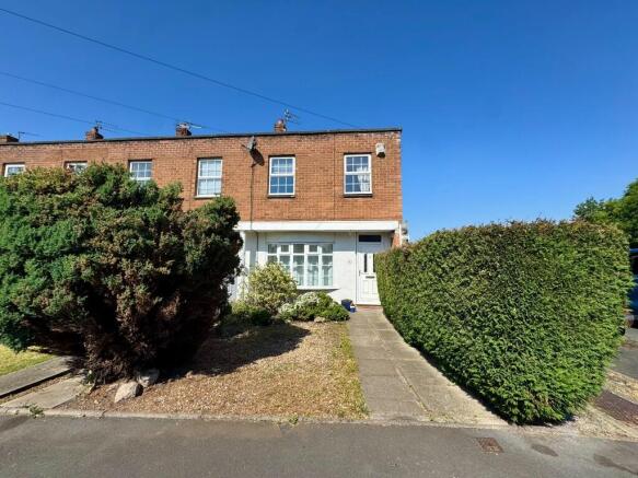 3 bed property, in Brentford Road, £250,000