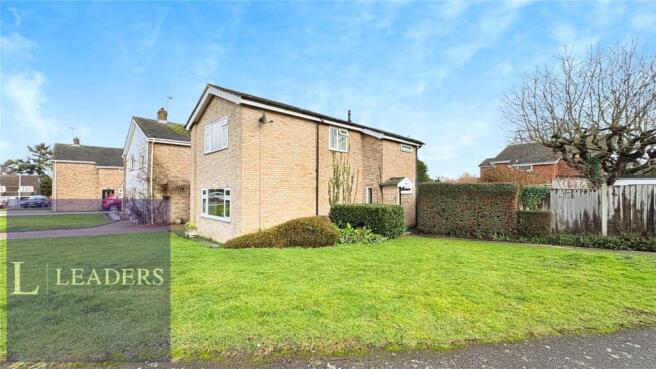 3 bed property, in South Close, £375,000